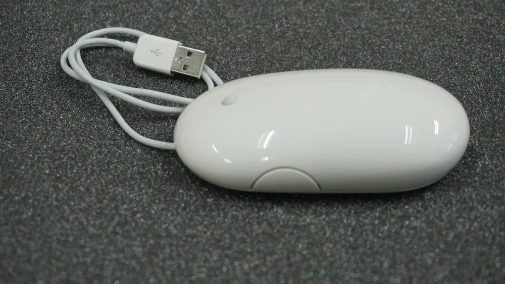 Genuine Apple Mighty A1152 Wire USB Optical Mouse, White, 20" Cable (10A