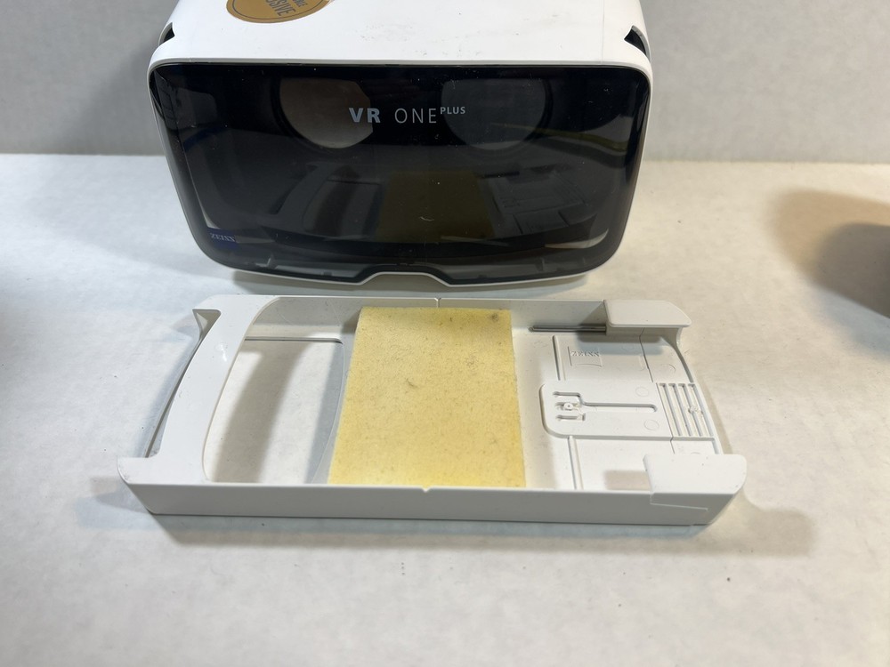 Zeiss VR One Plus virtual reality headset Missing Strap, Perfect Condition