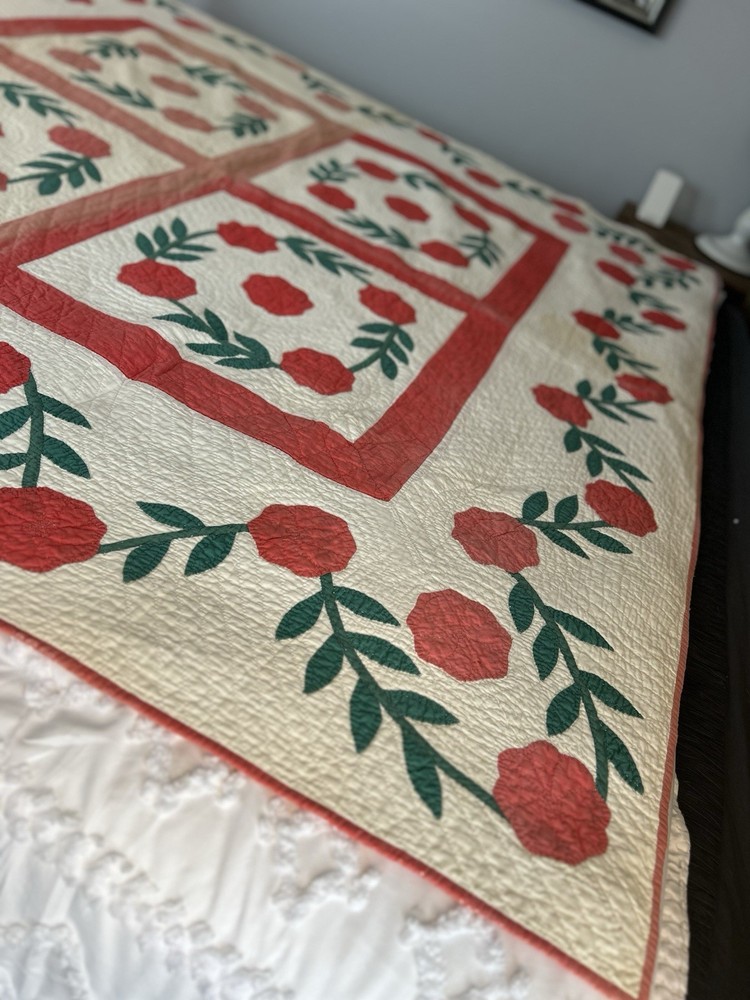 Handmade appliqué quilt with red rose pattern