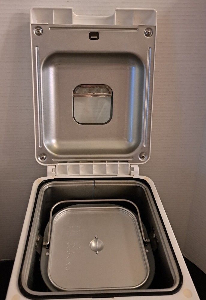 Hitachi HB-B201 Plus Automatic Home Bakery Bread Machine In Good Condition