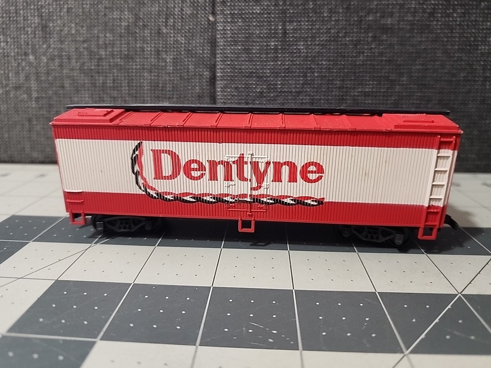 HO Model Power 9016 Dentyne Gum Reefer READ
