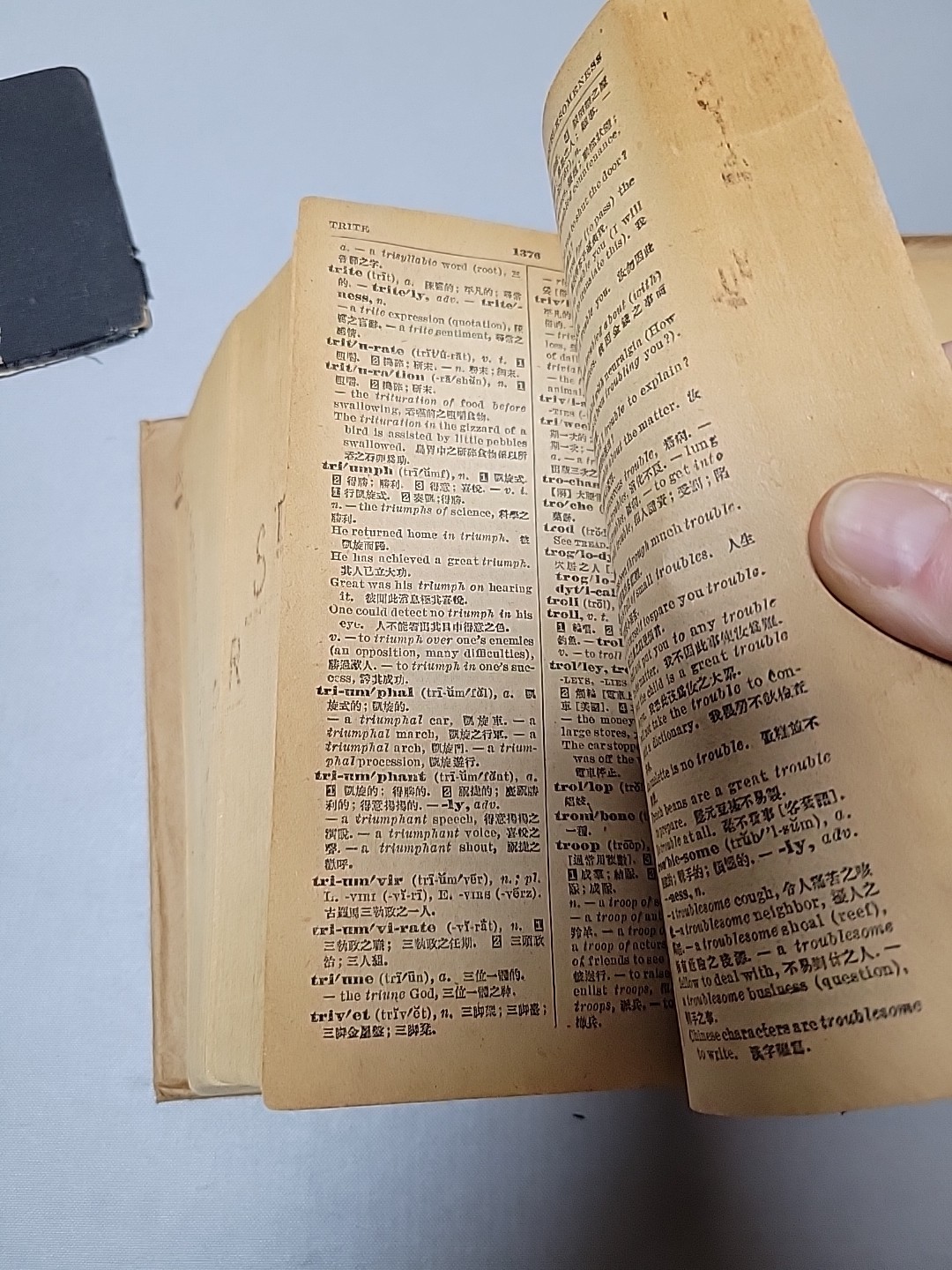 Antique 1929English- Chinese Dictionary with Illustrative Examples Book