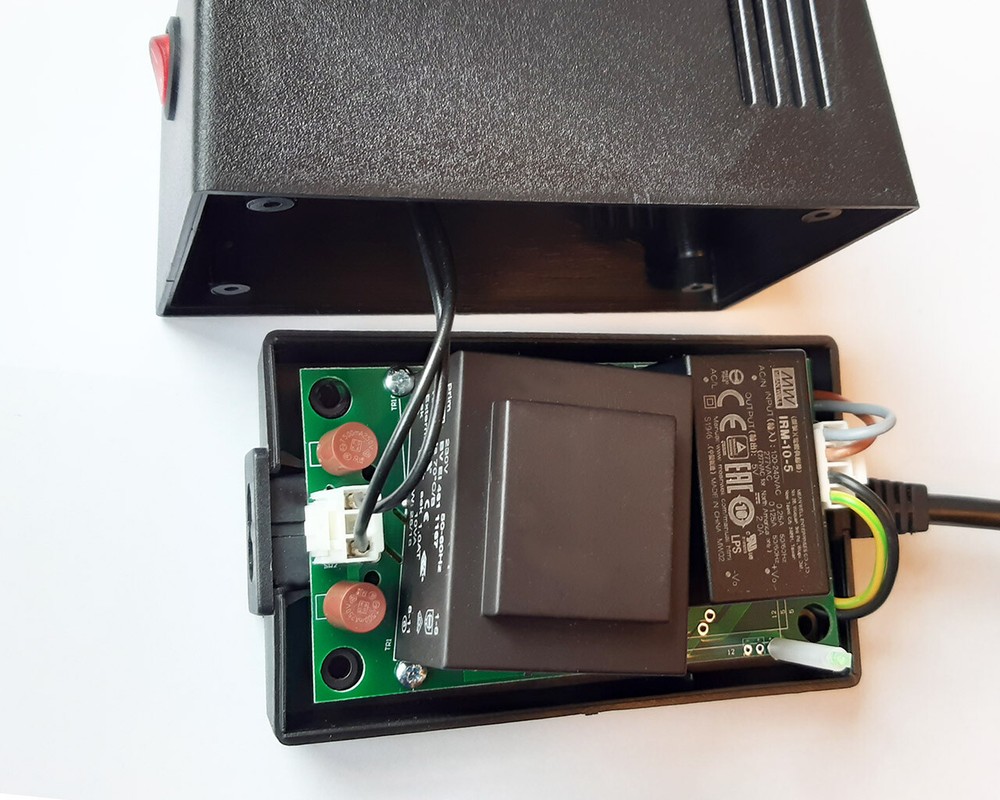 Commodore 64 Power Supply - C64 PSU, (EU 230VAC plug), Black, LED, Power Switch