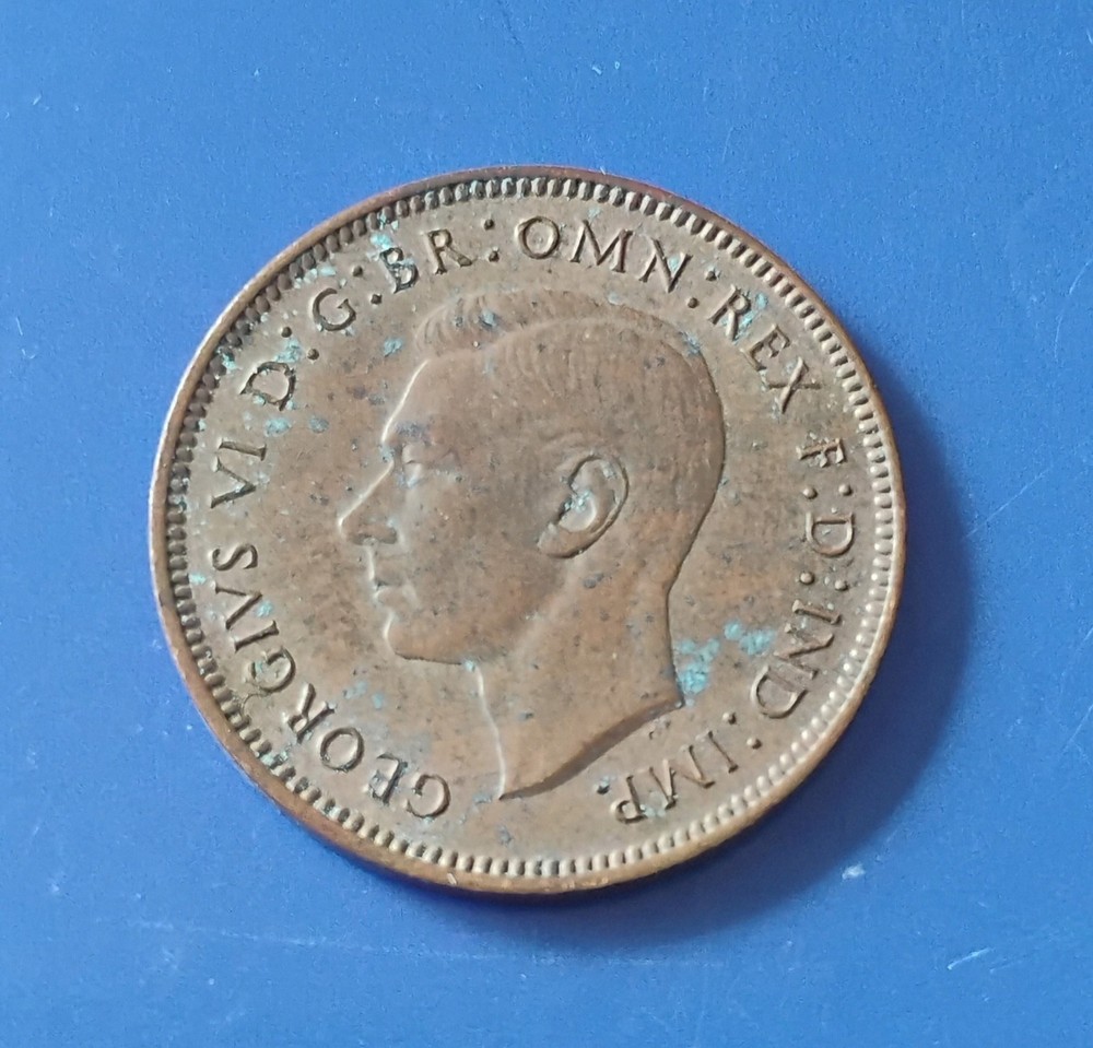 1945 English One Farthing Coin. Bronze.