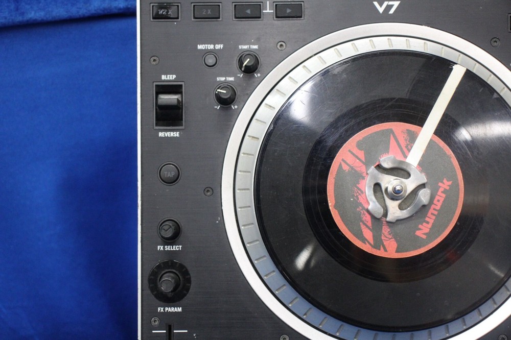 Numark V7 High-resolution Motorized Turntable Software Controller -Black