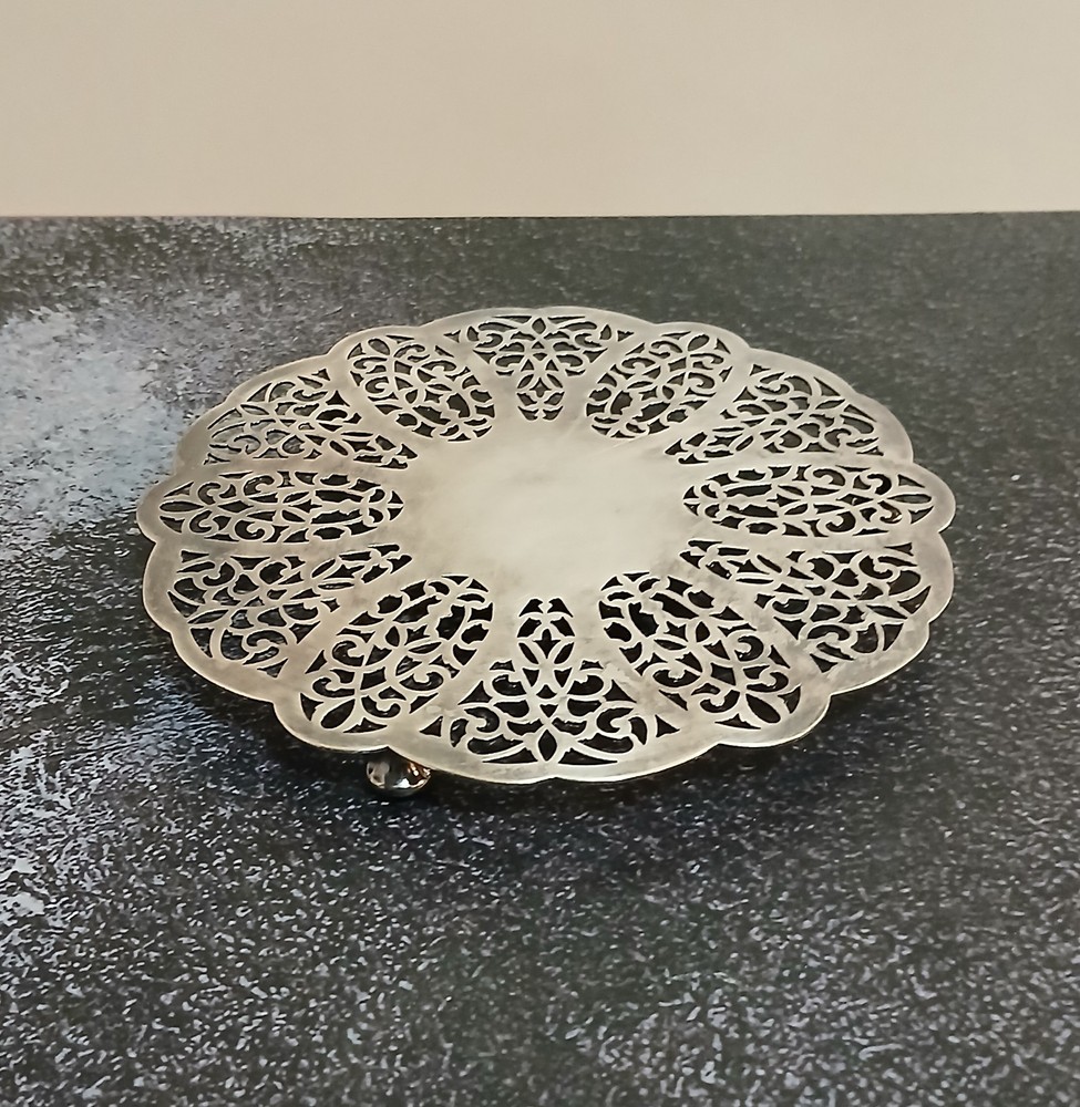 Vintage WM Rogers Silverplate, Lacy Pattern, Footed Trivet