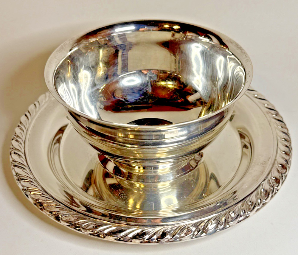 Vintage Oneida Silver Plate Round Sauce Bowl W/Attached Tray USA