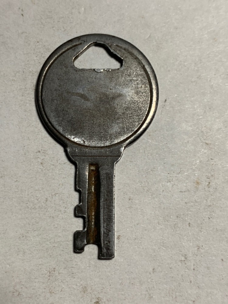 Vintage GKG Key #R22