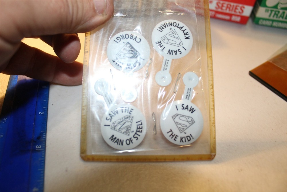 RETURN OF SUPERMAN 4 BUTTON SET AND RIP SUPERMAN BUTTON 1993 DC