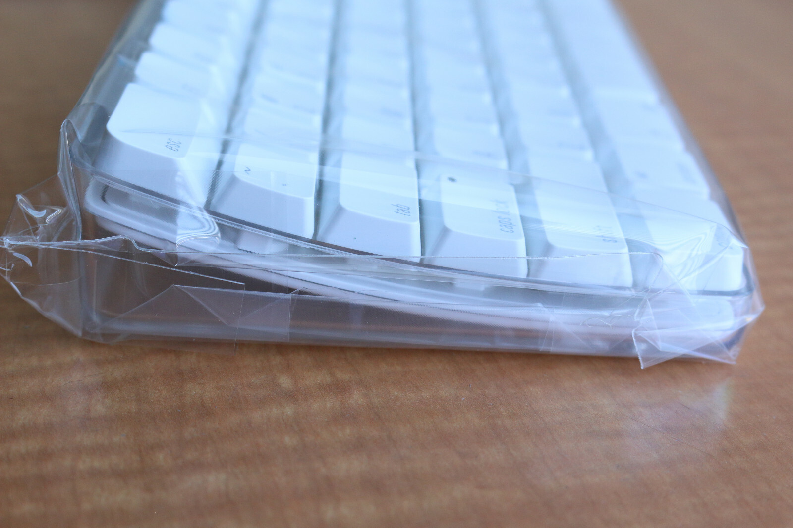 Brand New Genuine Apple A1048 English wired full size USB keyboard 658-0306 (2SB