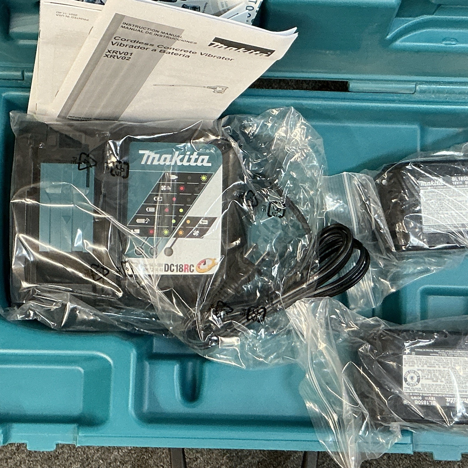 Makita XRV02T 18V Cordless 8' Concrete Vibrator Kit