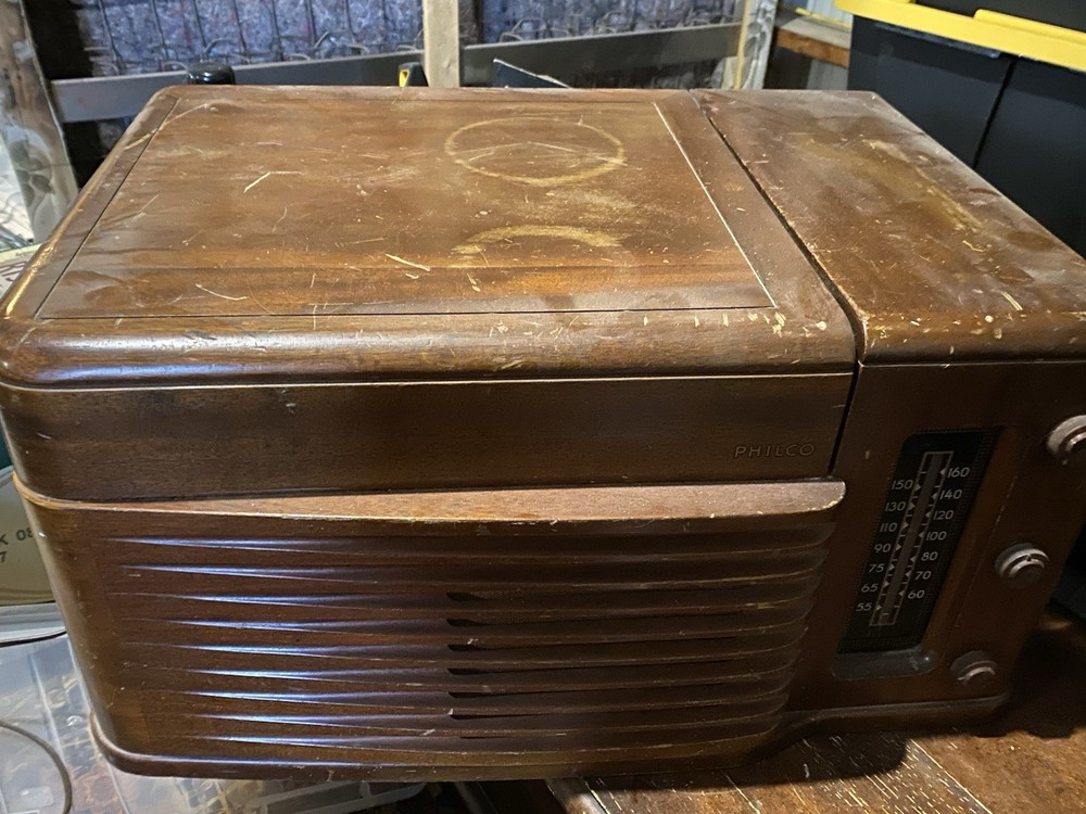 Very Old Antique Record Player In Very Good Condition