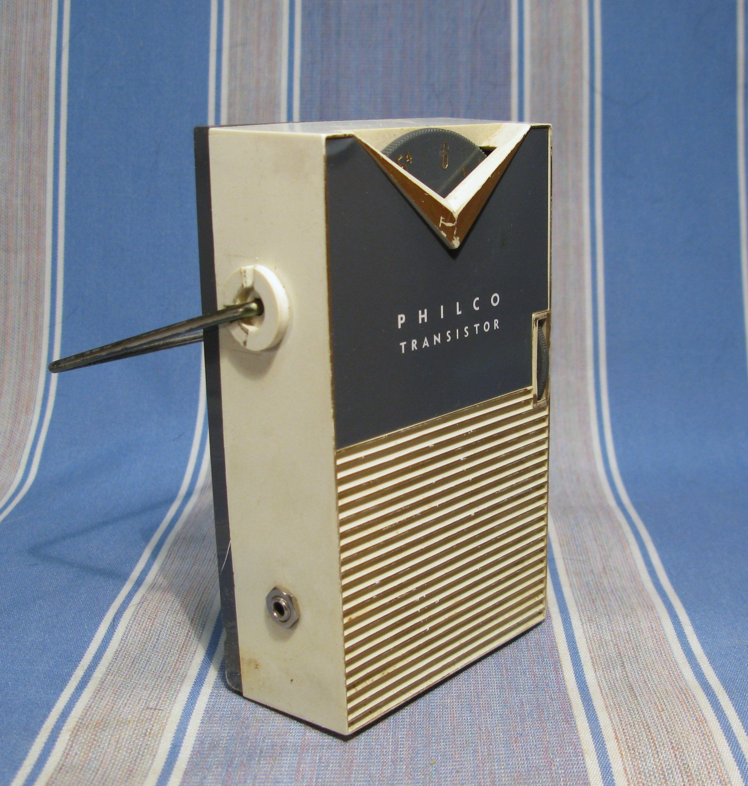 1959 PHILCO T60 TRANSISTOR RADIO