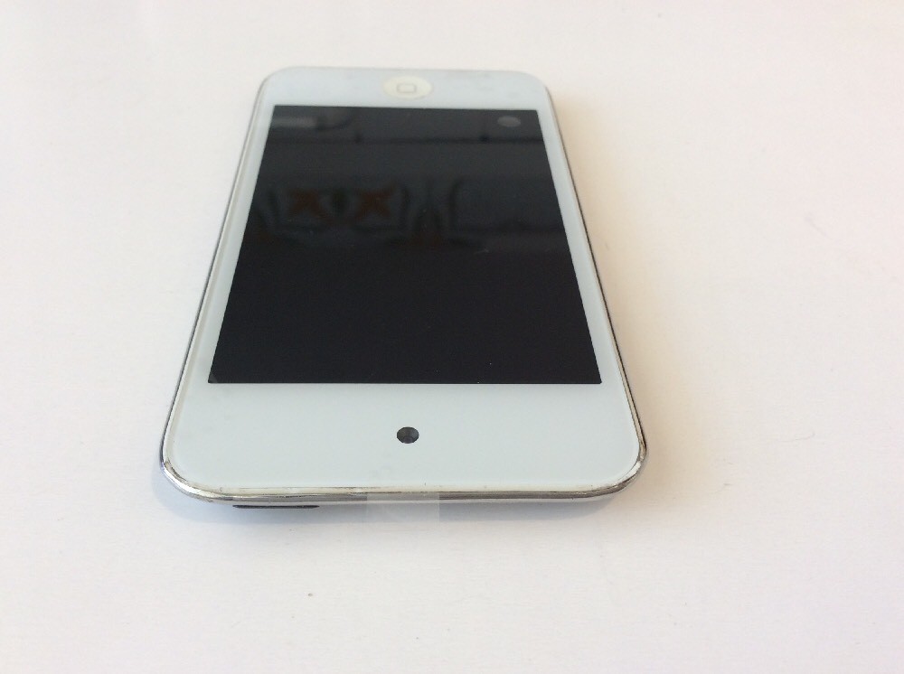 Apple iPod touch 4th Generation White (16 GB) Good Condition