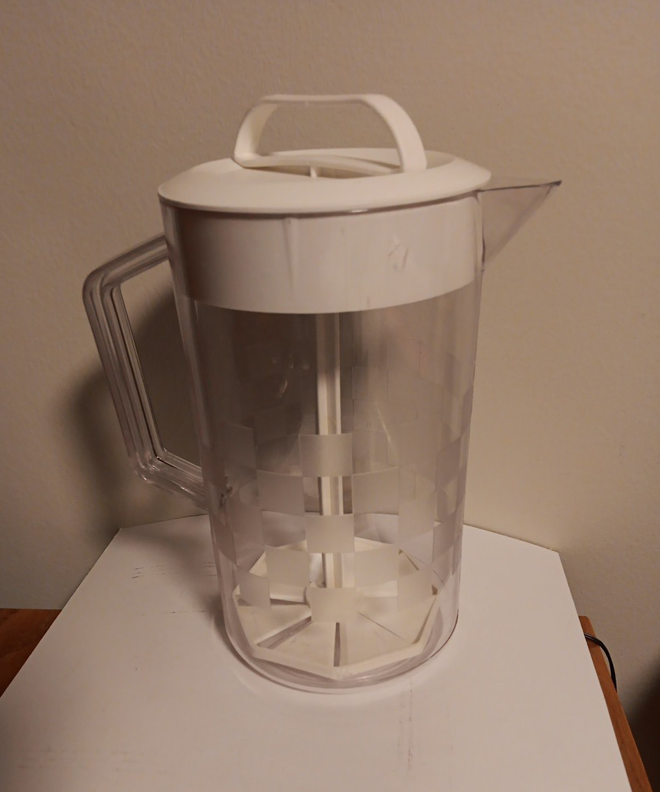 The Pampered Chef  Vintage 2 Quart Quick-Stir Pitcher 2270 w/ Lid “Retired”