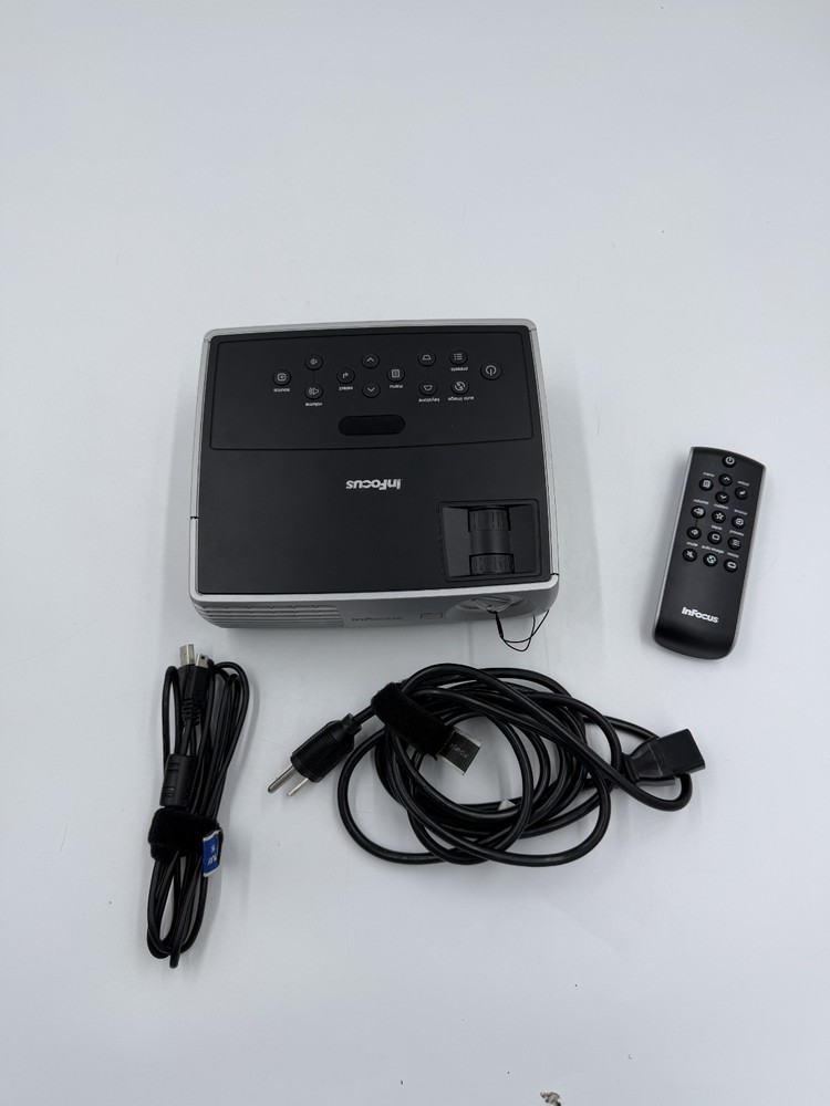 InFocus IN1102 DLP Projector bundle + Remote + Cables +Case