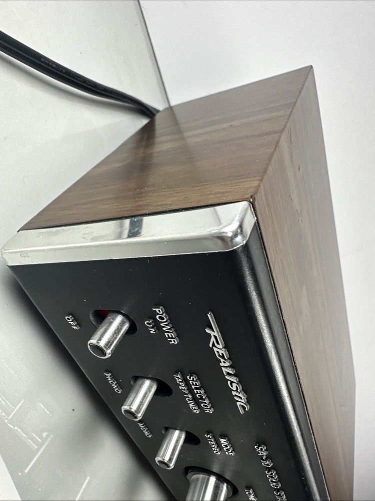 Realistic SA-10 Stereo Amplifier Model 31-1982B - Powers On