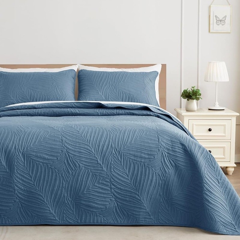 Ultra Soft Leaf Pattern Queen Quilt Set Lightweight All Season Bedding Essential