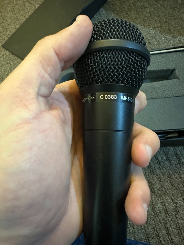 Redback Professional Handheld Unidirectional Dynamic Microphone C0383