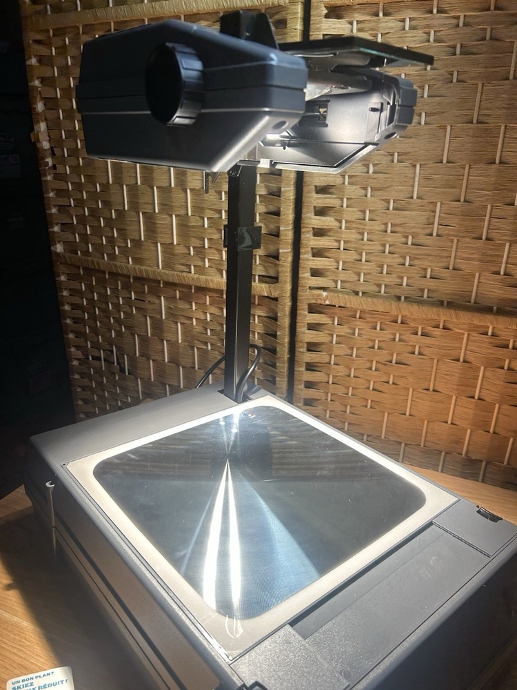 3M Compact Folding Portable Overhead Projector 2000 AG Carrying Case Tabletop