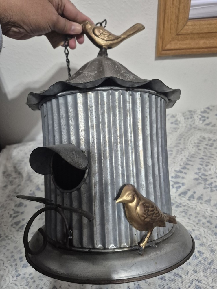 NEW METAL BIRD FEEDER