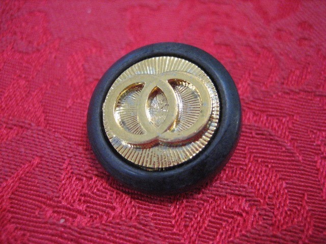 Modern 13/16" Designer? Clothes Plastic Button - Q6