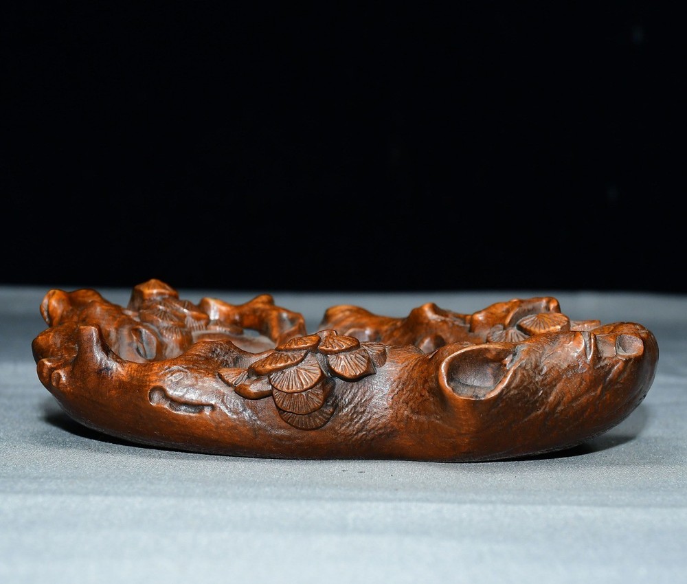 Exquisite Small Leaf Boxwood Ornament with Joyful Eyebrows