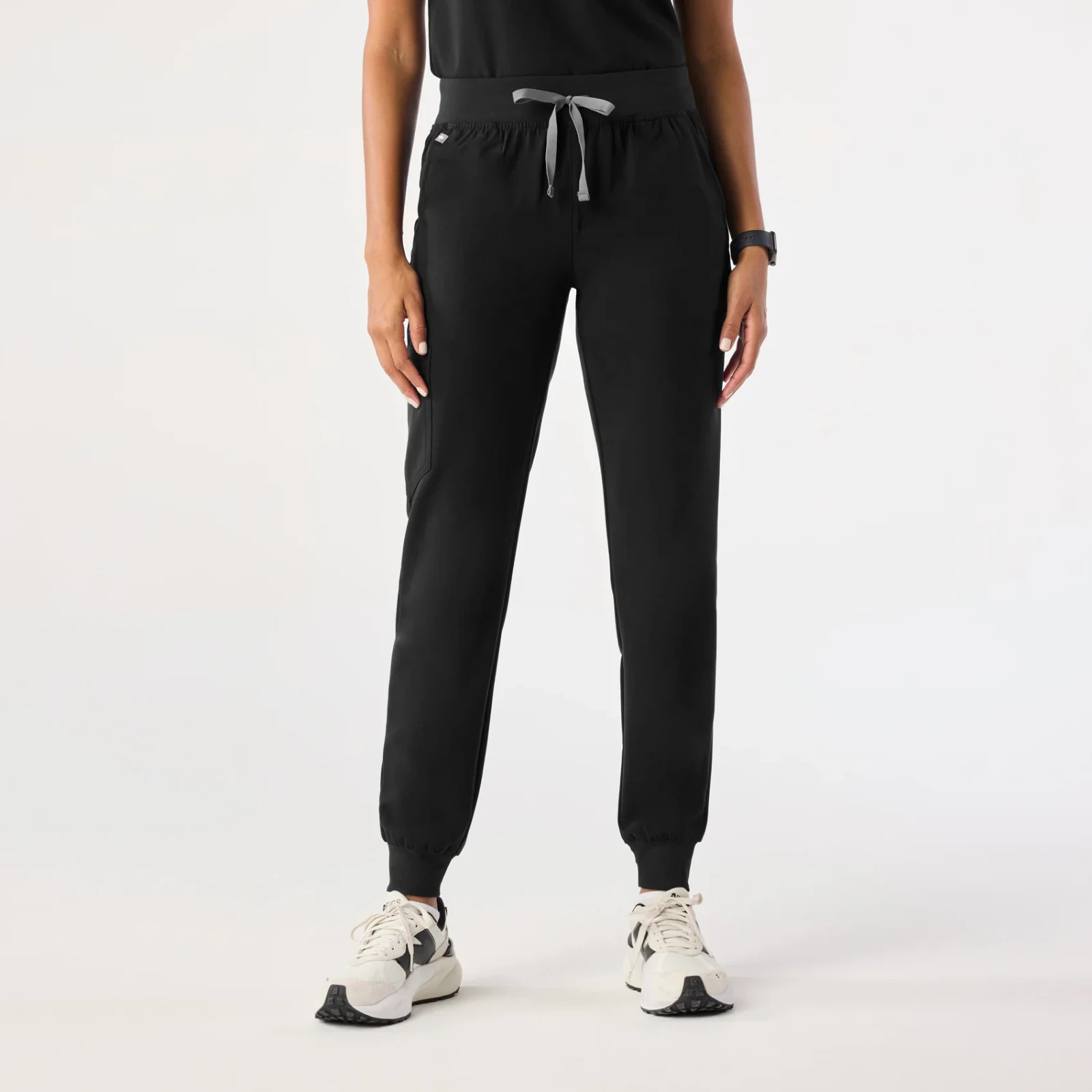 NEW FIGS Catarina One-Pocket Scrub Top & Zamora Jogger Pants Set – Black