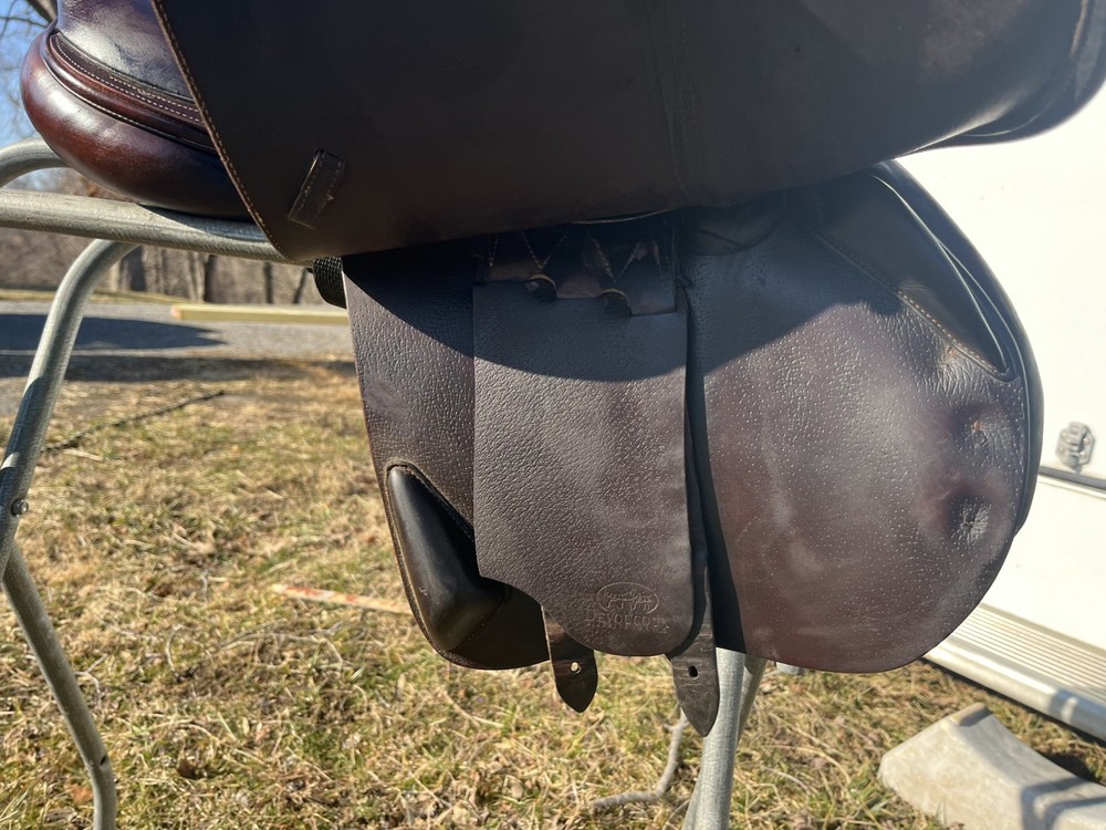 17.5” Devoucoux Biarritz 2A English Jumping Saddle