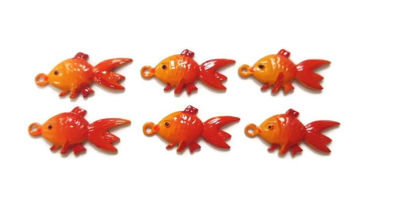12 VINTAGE HAND PAINTED FISH GOLDFISH GOLD PLATED PENDANT BEAD CHARMS 5399