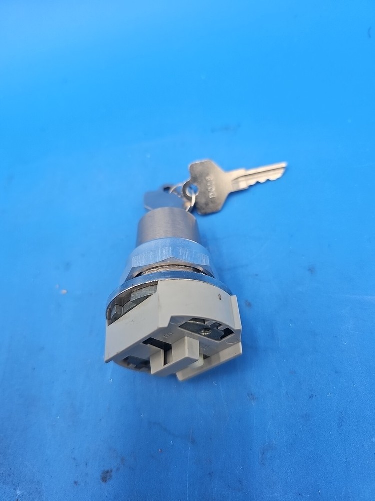 Allen Bradley 800T-H31 Keyed Selector Switch