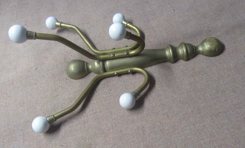 VTG PENCO BRASS WALL MOUNT HANGER WITH 6 PORCELAIN KNOBS