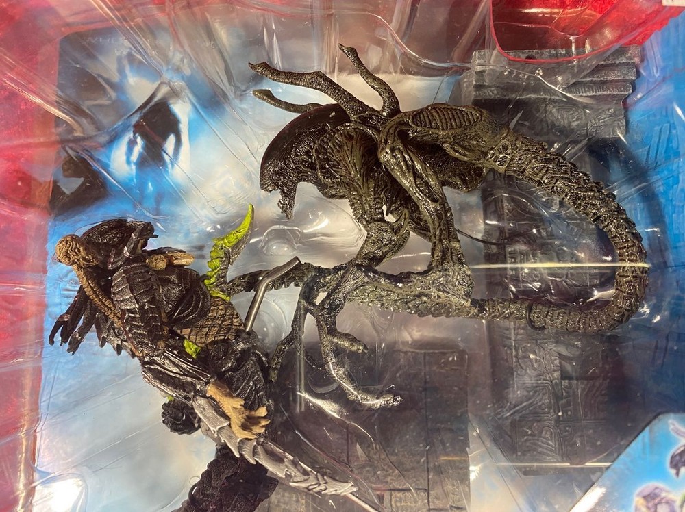 Alien VS. Predator Playset Alien Attacks Predator Action Figure