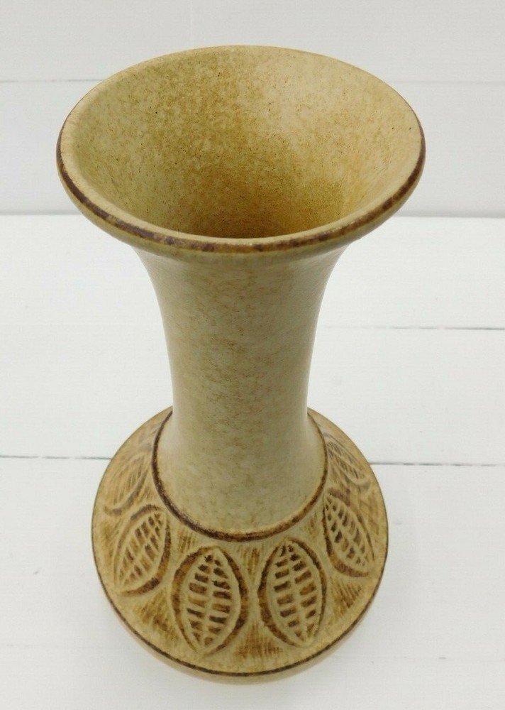 Leaf Pattern Pottery Vase / A-37