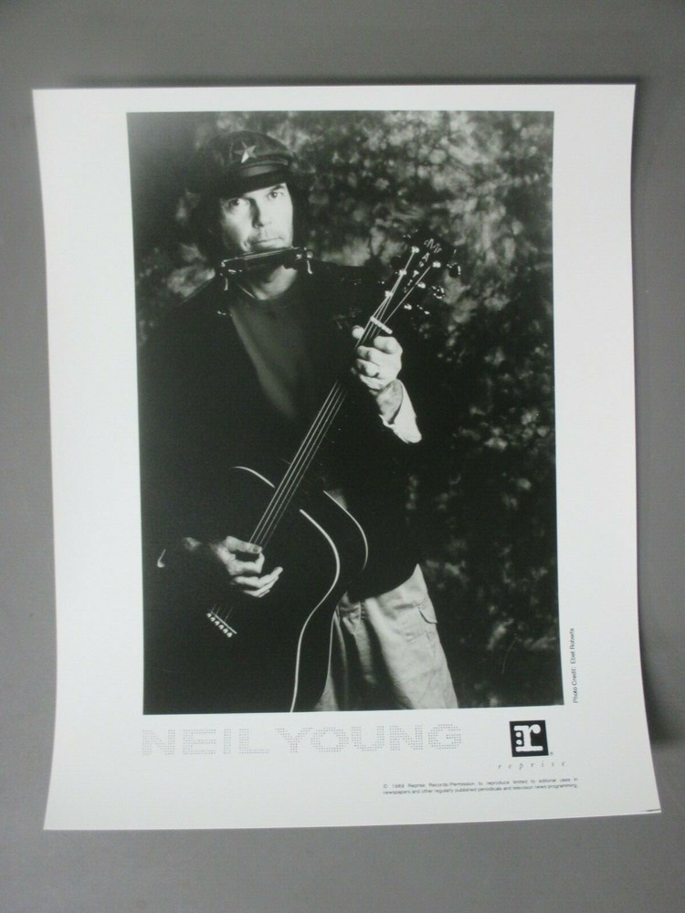 Neil Young black & white 8 X 10 matte finish promo photo ORIGINAL 1989 !