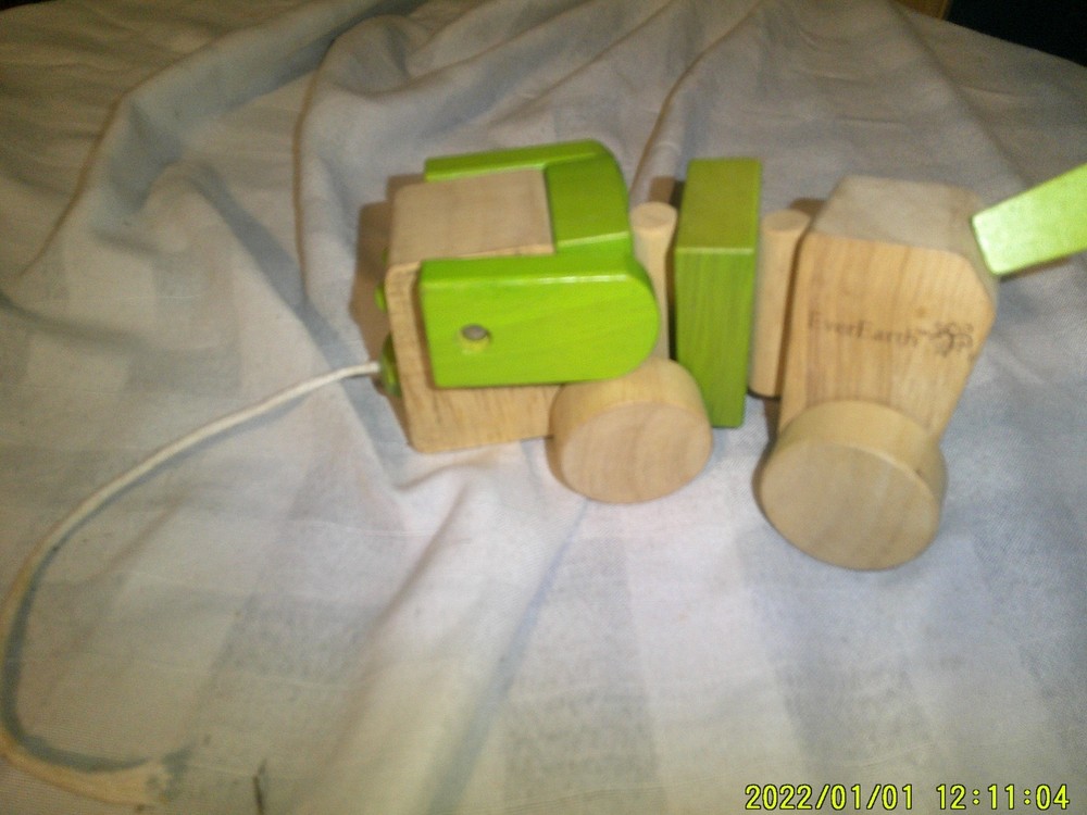 VINTAGE HANDMADE WOODEN BLUE PULL CAR PLUS MODERN EVEREARTH PULL DOG