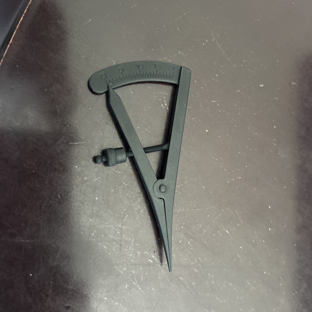 Retractor , Syringe And Caliber