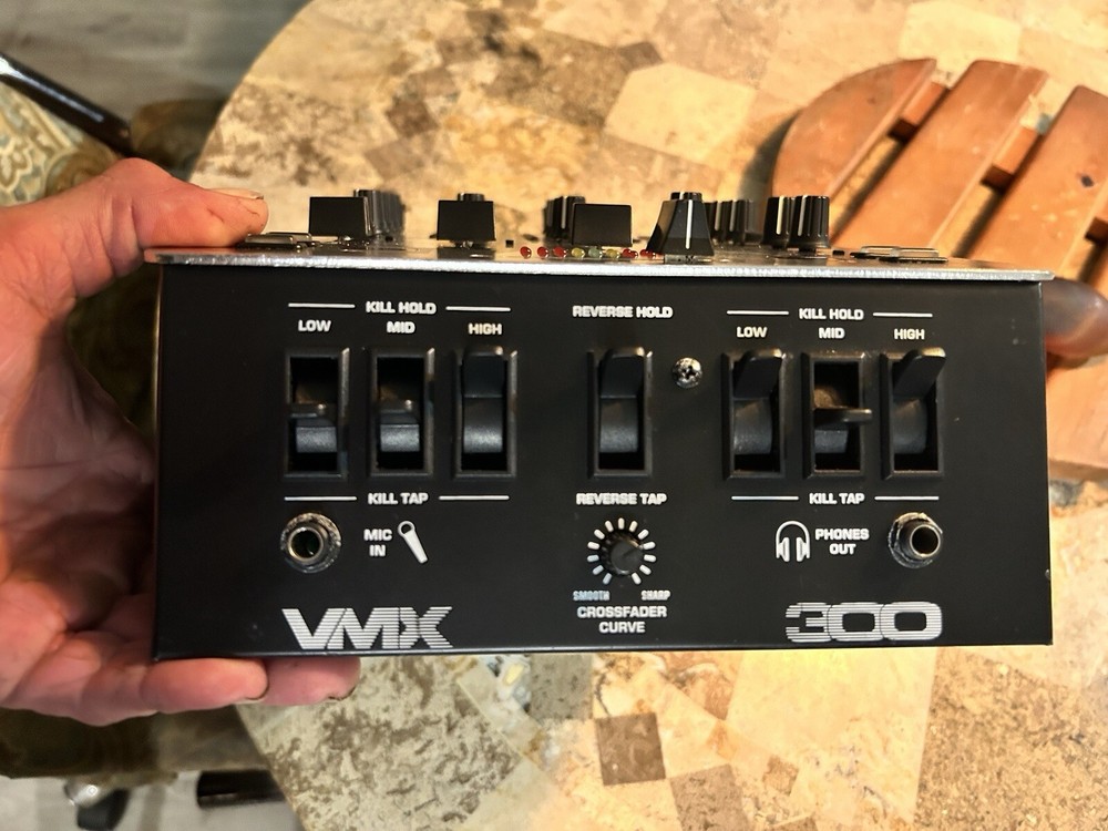 Behringer VMX 300 Professional DJ Mixer