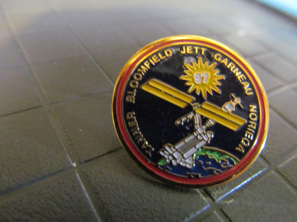 SHUTTLE ENDEAVOUR STS-97  LAPEL PIN