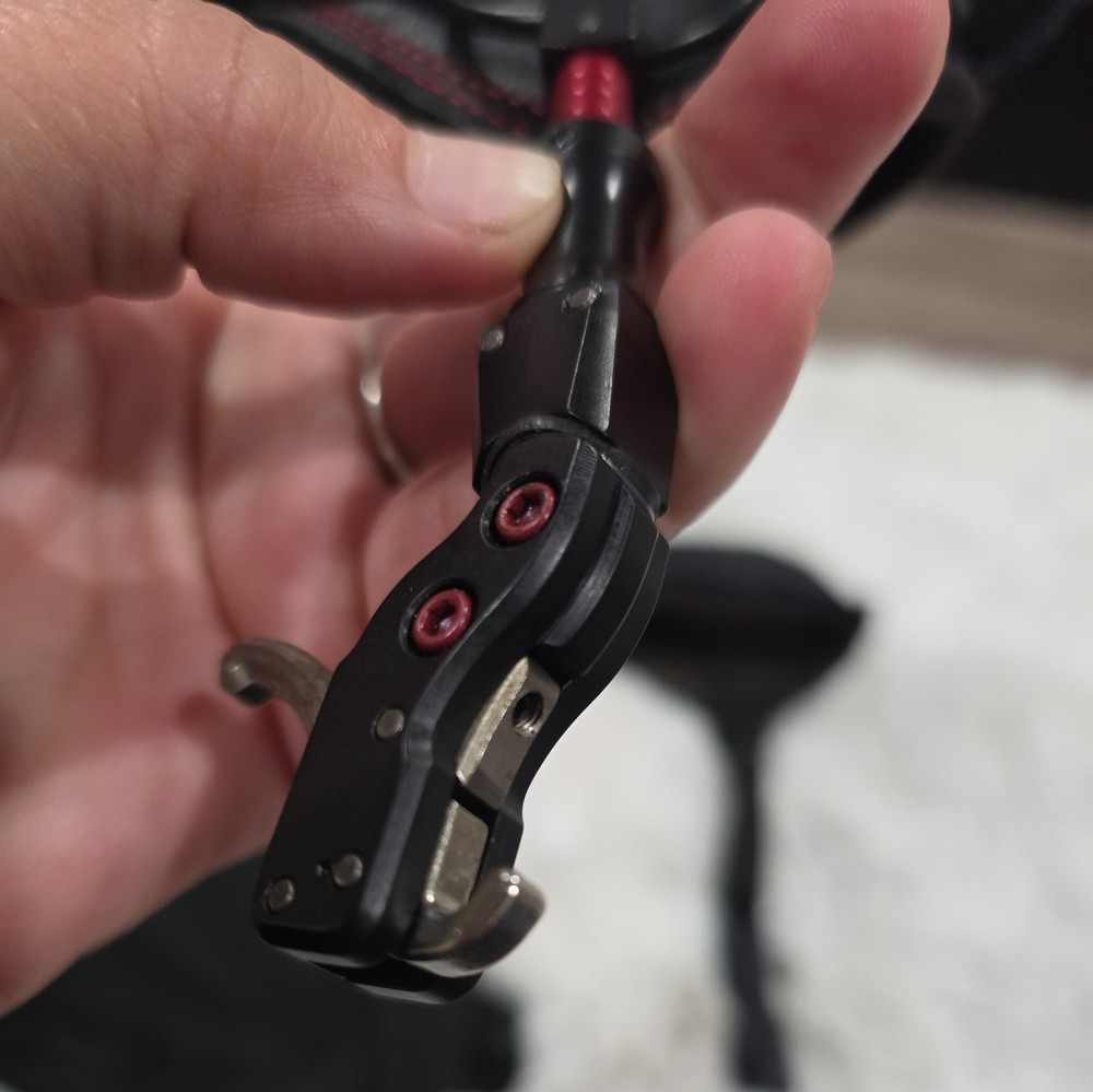 Tru-Fire Hard Core Buckle Archery Release. Black/Red.