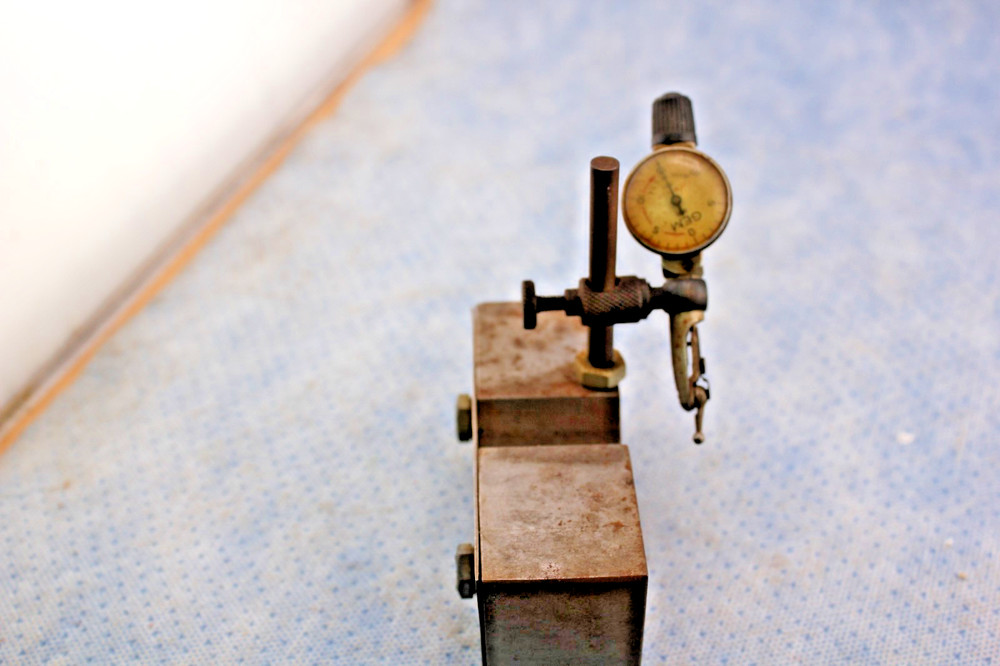 SMALL GEM 225 DIAL INDICATOR ON METAL BLOCK
