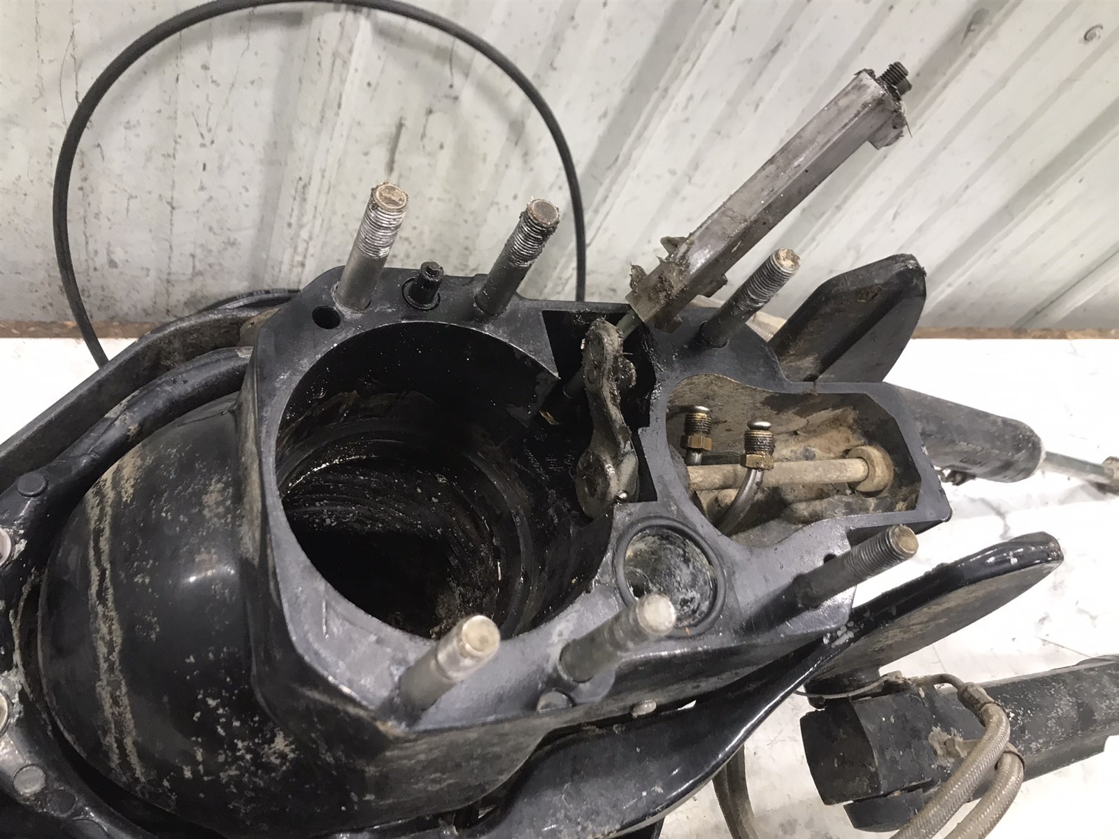 MerCruiser Alpha 1 Gen 2 out drive mount gimbal housing & hydraulic cylinders