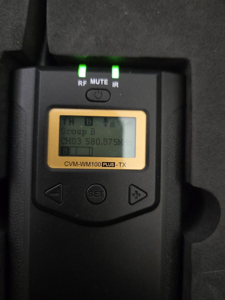 Comica CVM-WM100-PLUS RX Wireless Microphone system Case Mic USB Cable