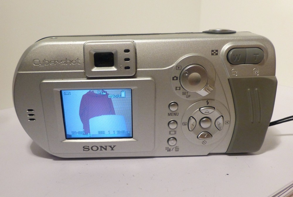 SONY DSC-P52 Digital Camera , 3.2 meg , FULLY WORKING (010)