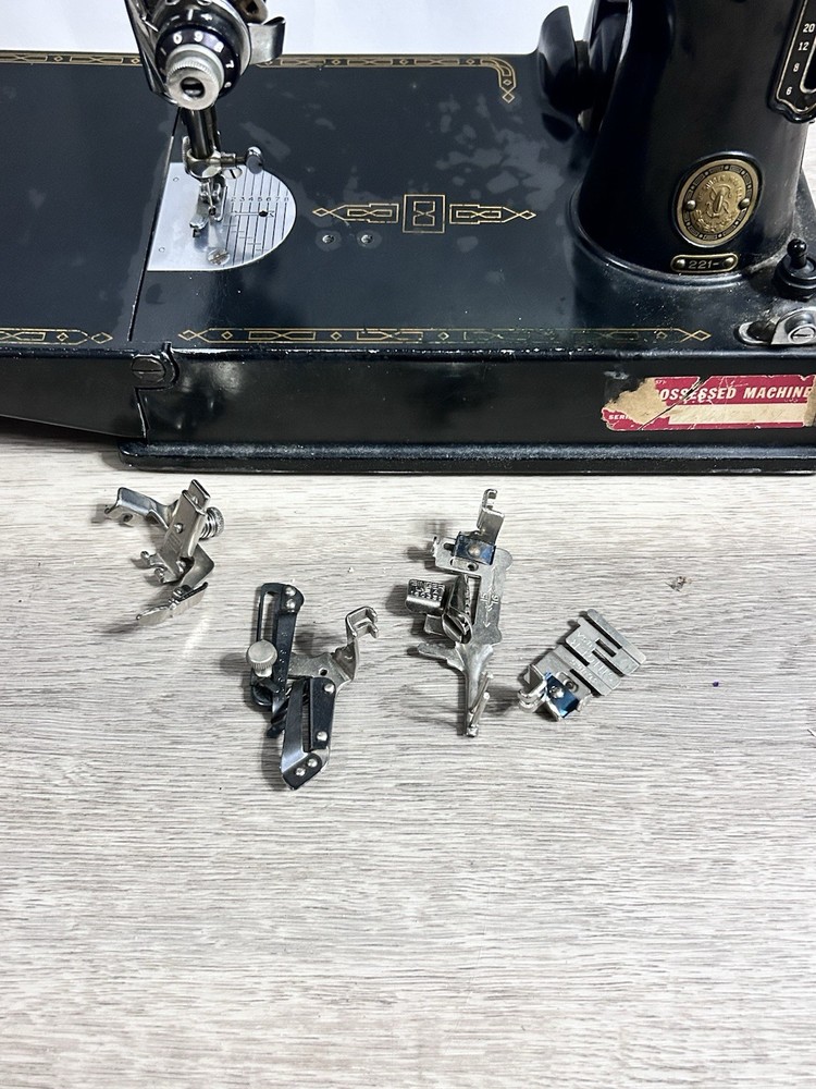1957 SINGER FEATHERWEIGHT Sewing Machine #221 with Case