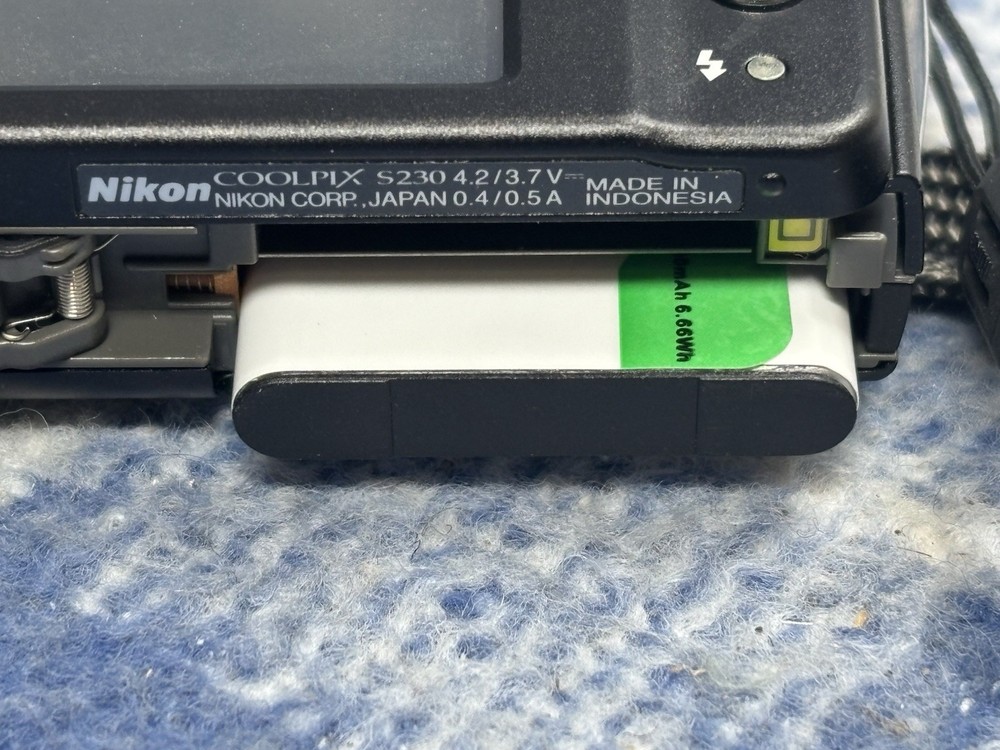 Nikon Coolpix S230 Digital Camera 10MP Touchscreen LCD