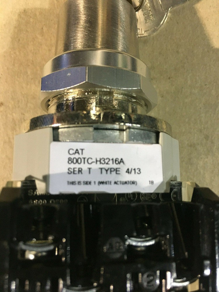 ALLEN BRADLEY 800TC-H3216A SELECTOR SWITCH UNIT keyed (NEW)