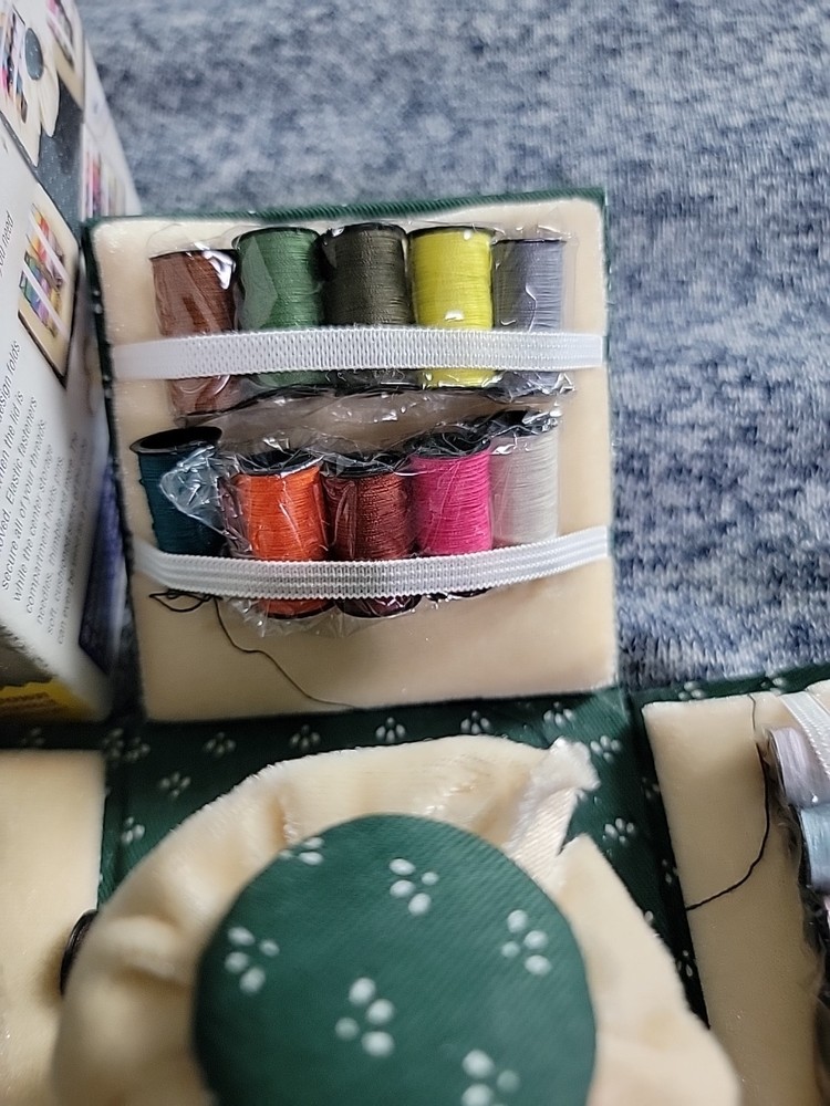 Singer/Foldable Sewing Cube. Pre Owned