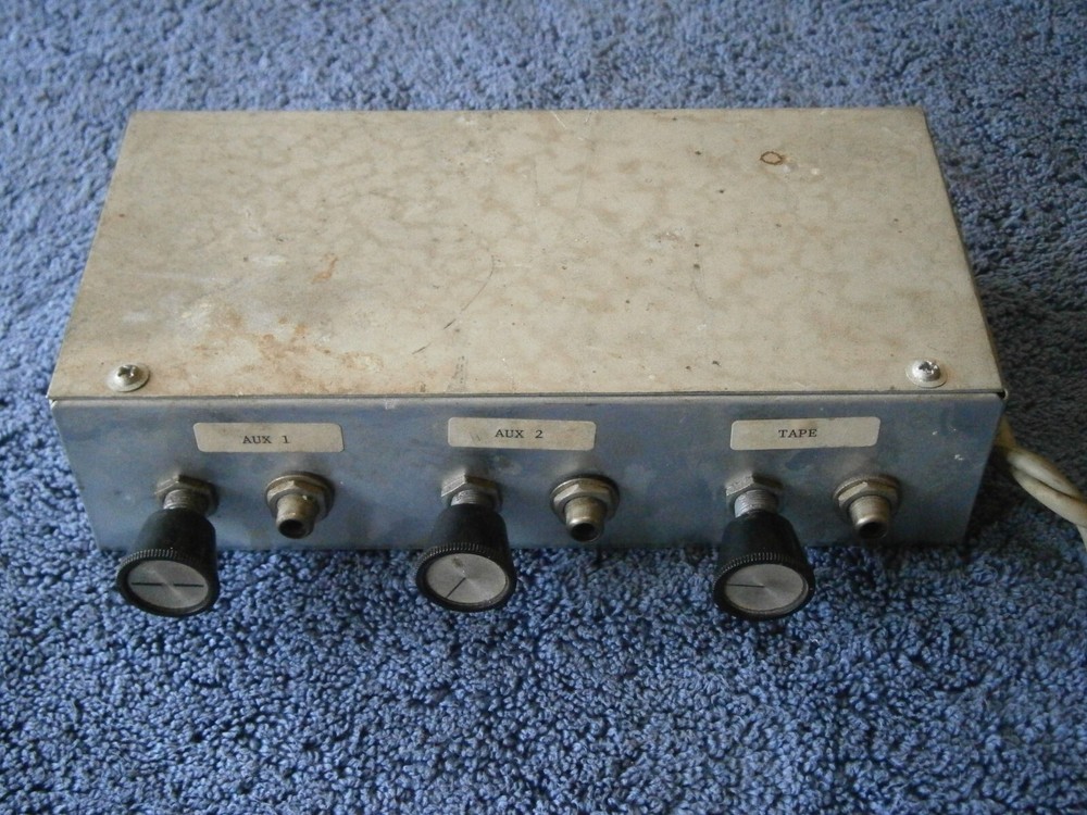 3 CHANNEL PREAMPLIFIER, WELL MADE WITH THREE INPUTS AND ONE OUTPUT...