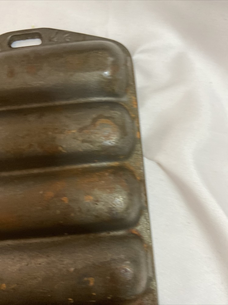 vintage cast iron corn bread pan 7 Spots
